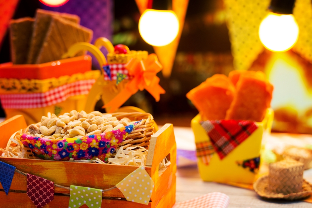 Foto de mesa decorada para festa junina com guloseimas: amendoim, pé de moleque