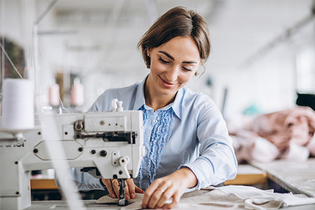 Jovem empreendedora trabalhando com costura