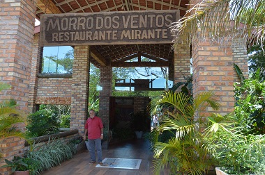 O empresário Roberto Douglas no restaurante Morro do Ventos, em Chapada dos Guimarães