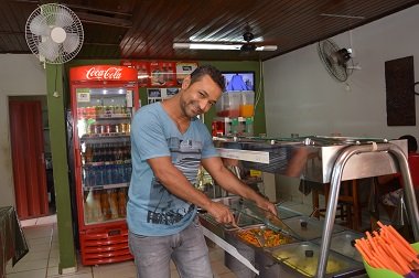 O empresário Isaías da Silva aposta no pequi para atrair público durante festival
