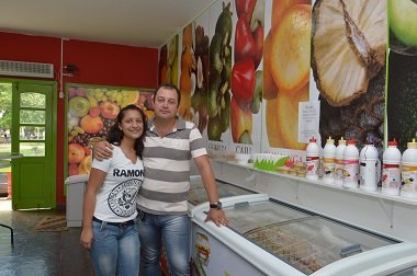 O empresário Wilson Souza Baduíno e a filha Laura na sorveteria Delícias do Cerrado, em Chapada dos Guimarães